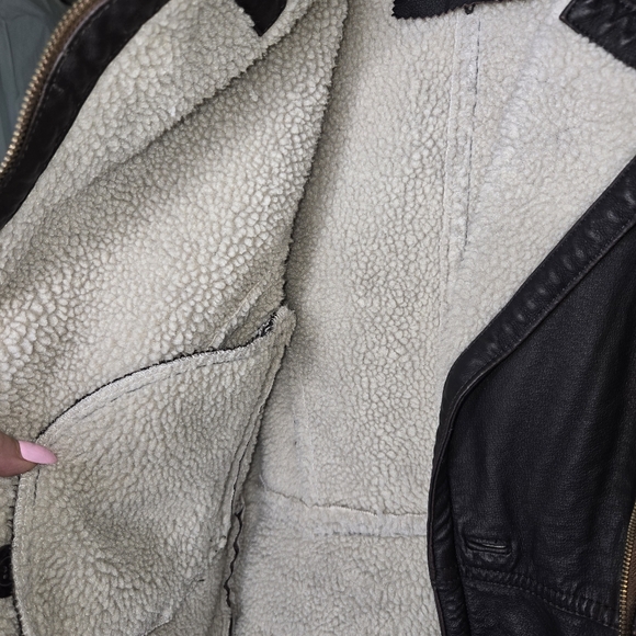 BOSTON PROPER LEATHER BOMBER JACKET WITH FLEECE LINING, ZIPPER ACCENTS. Size S - Picture 4 of 7